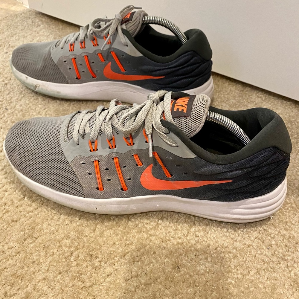 Men’s Nike tennis shoes Sz 10